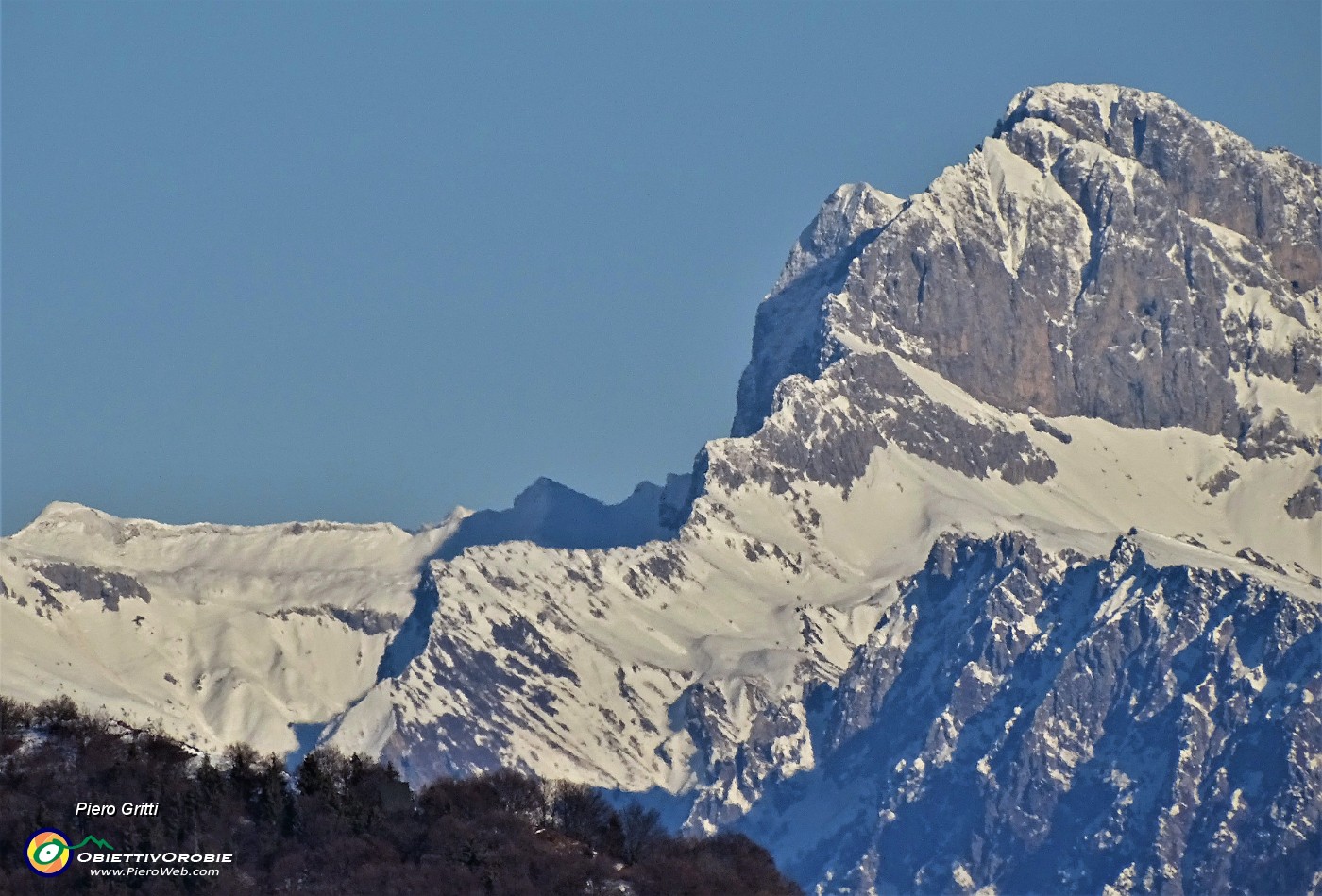 69 Maxi zoom verso la Presolana  (2521 m) versante sud.ovest.JPG -                                